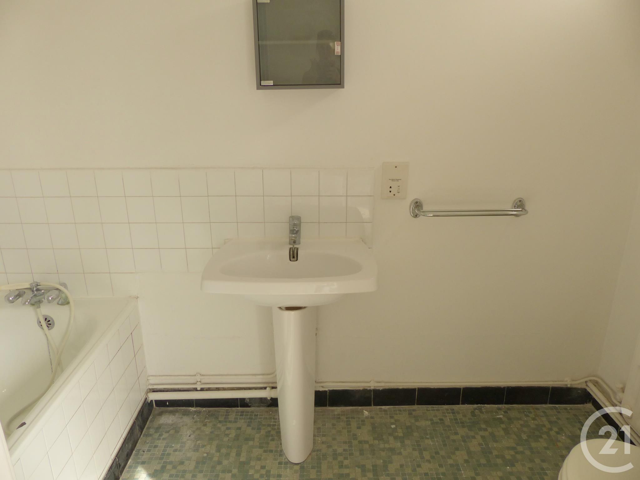 Appartement F1 à louer - 1 pièce - 23.0 m2 - COMPIEGNE - Miniature 4