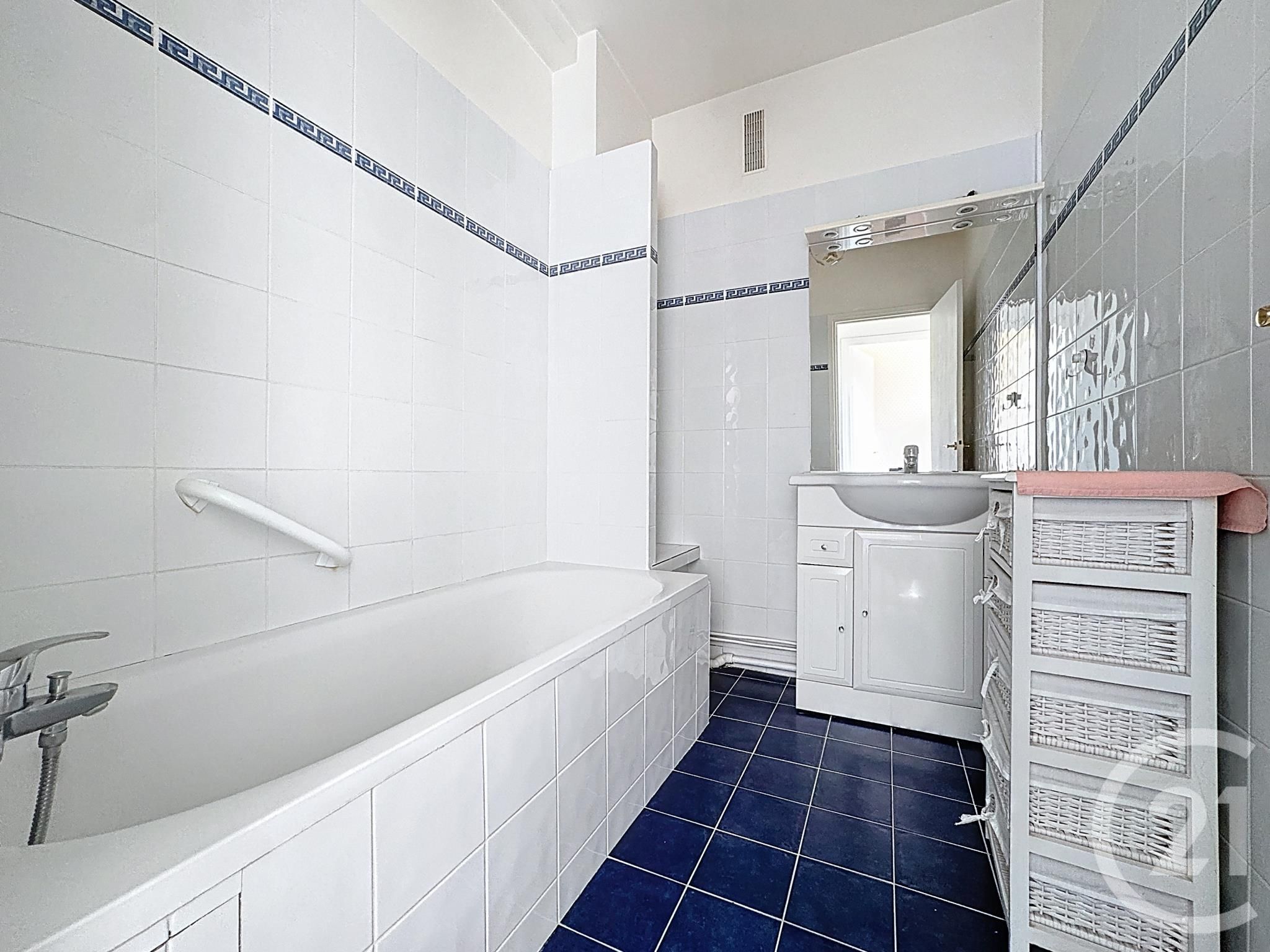 Appartement F4 à vendre - 4 pièces - 76.8 m2 - COMPIEGNE - Miniature 8