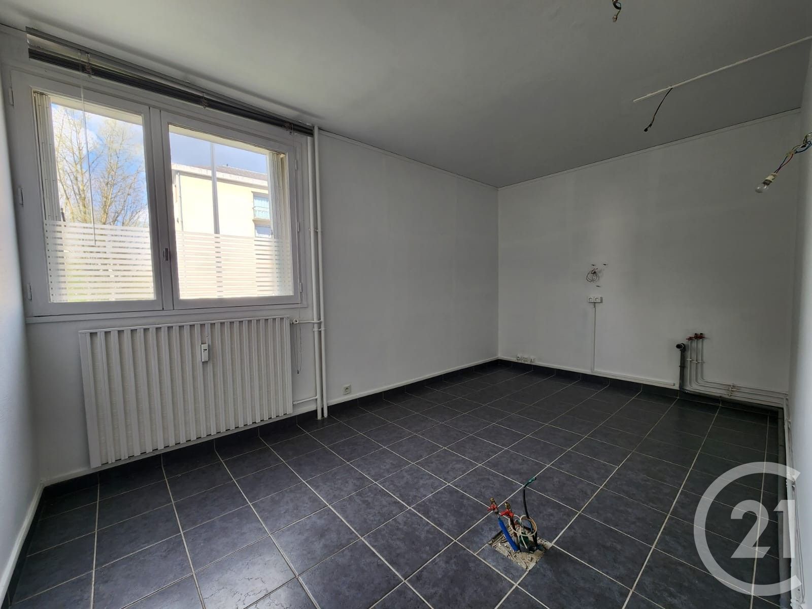 Appartement F4 à vendre - 4 pièces - 85.0 m2 - COMPIEGNE - Miniature 8